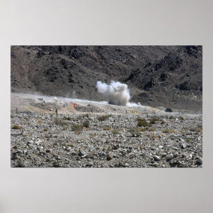 Póster Una ronda de un pequeño lanzacohetes AT-4