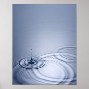 Póster Una sola gotita del agua que cae en una calma