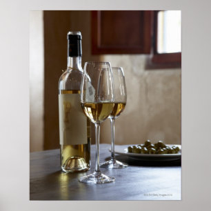 Póster Una tabla con la botella y dos vidrios de español