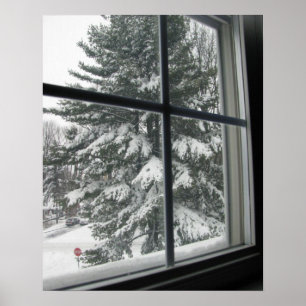 Póster Una vista desde la ventana de nieve cubierta en ev