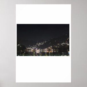Póster Una vista inmensa de luces en un pico.