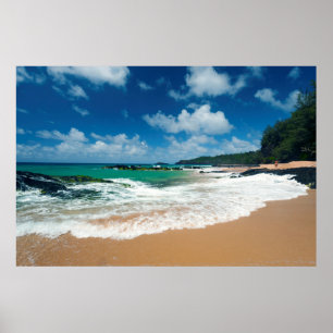 Póster USA, Kauai, Hawaii. A Woman Strolls The Rocks