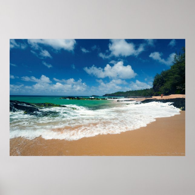 Póster USA, Kauai, Hawaii. A Woman Strolls The Rocks (Frente)