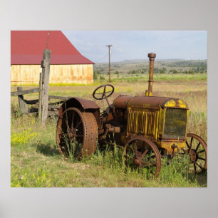 Póster USA, Oregon, Shaniko. Rusty vintage tractor in