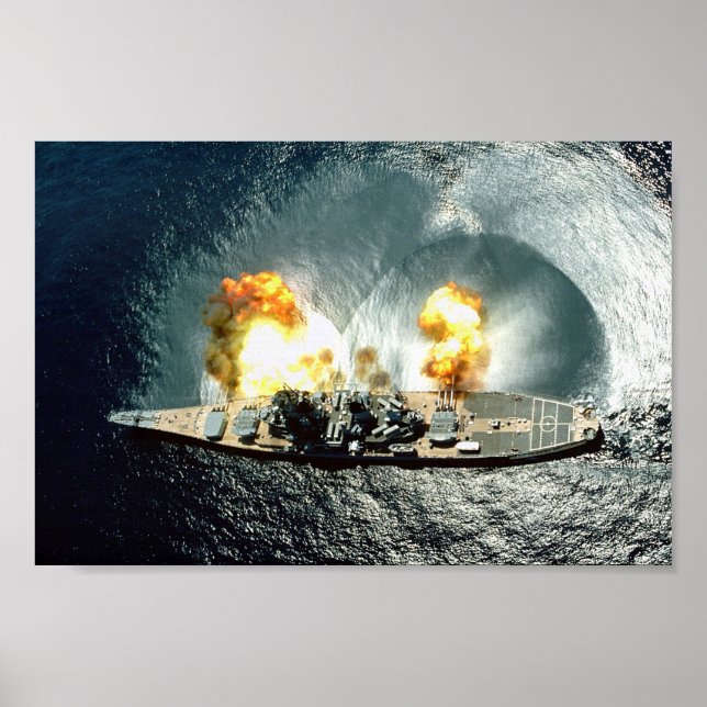 Póster USS Iowa disparando una andanada completa (Frente)