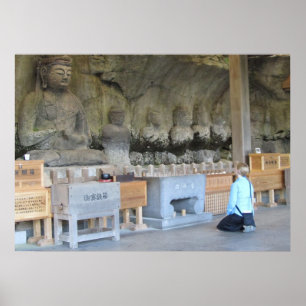 Póster Usuki Buddhas de piedra con el visitante