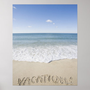 Póster "Vacaciones" escritas en la playa arenosa,