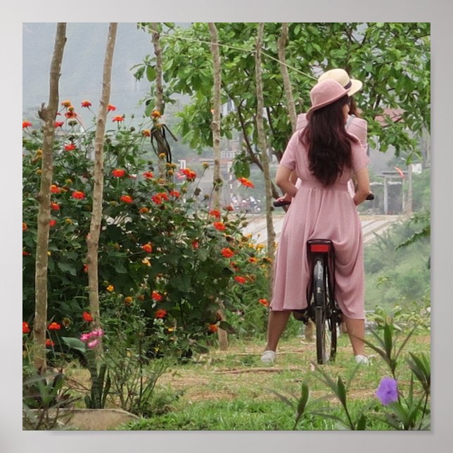 Póster vacaciones, joven chica asiática vestido en bicicl (Frente)