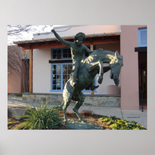 Póster Vaquero en la crianza de una estatua de caballo