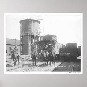 Póster Vaqueros a caballo posando frente a un tren
