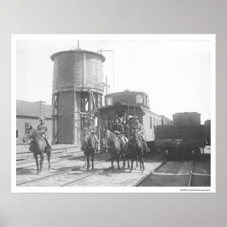 Póster Vaqueros a caballo posando frente a un tren
