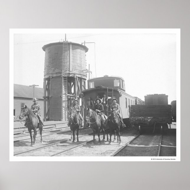 Póster Vaqueros a caballo posando frente a un tren (Frente)
