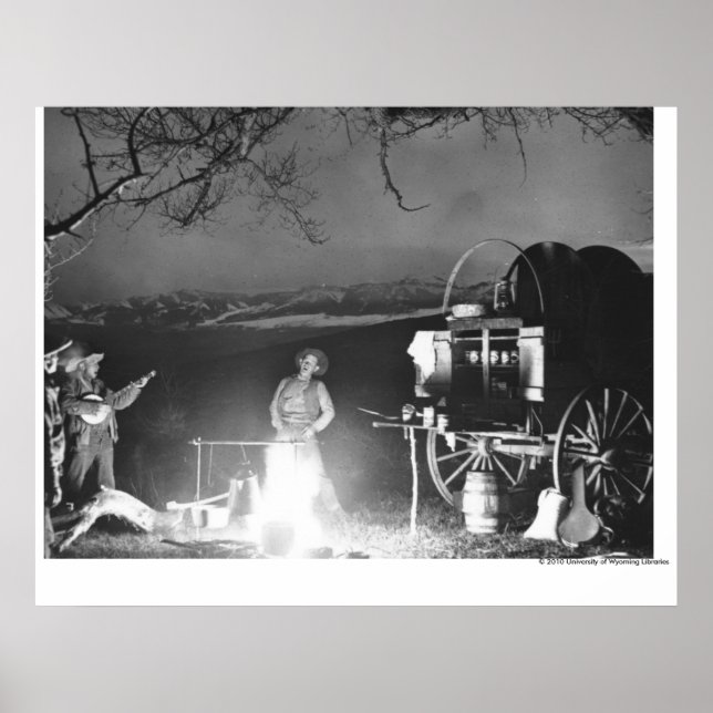 Póster Vaqueros jugando y cantando alrededor de una fogat (Frente)