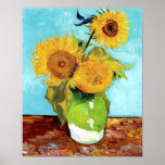 Póster Vase con tres girasoles (1888) Vincent Van Gogh<br><div class="desc">En este poster de arte, con sus delicados girasoles dorados y su fondo azul, se encuentra la "barraca con tres girasoles" (1888), un conocido cuadro de flores posimpresionistas de Vincent van Gogh. Van Gogh creó cuatro telares de girasol en agosto de 1888 en la Casa Amarilla de Arles. Las 14...</div>