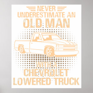 Póster Vector de Camioneta Chevrolet Baja de un Anciano