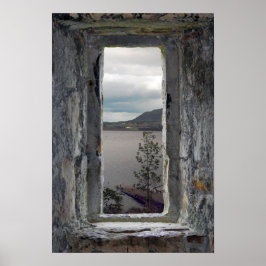 Póster Ventana de Piedra Falsa con Vista de Loch