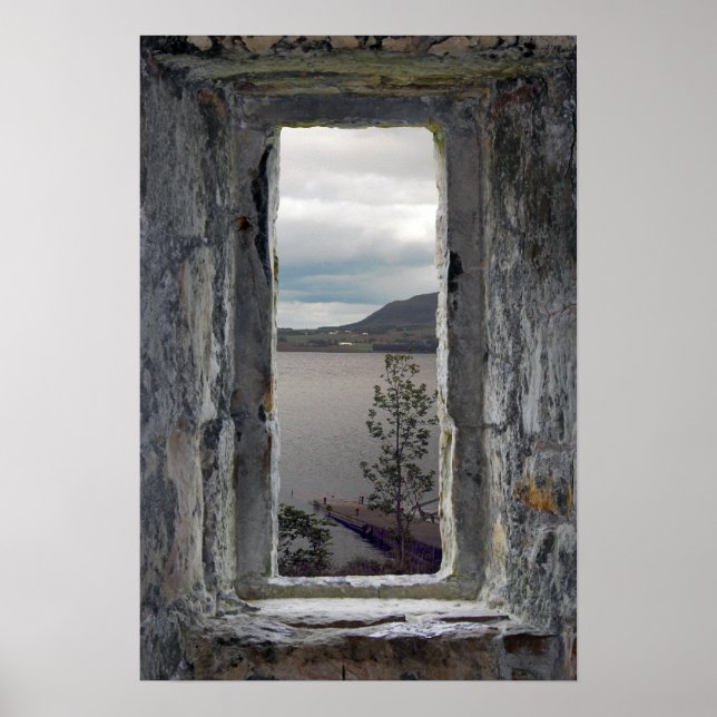 Póster Ventana de Piedra Falsa con Vista de Loch (Frente)