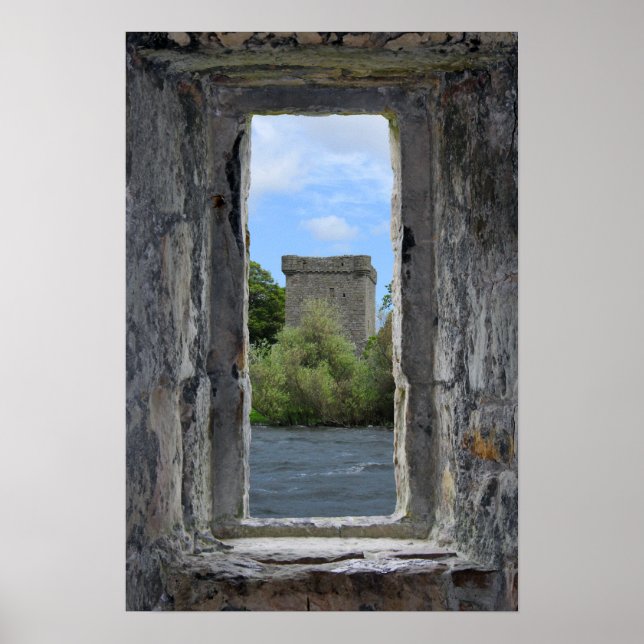 Póster Ventana de piedra falsa que enmarca un castillo es (Frente)