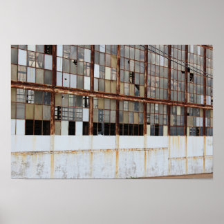 Póster Ventanas rotas en un almacén de fábrica abandonado