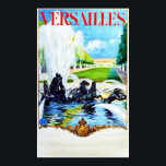 Póster Versailles, Francia, Poster de Viajes Vintage<br><div class="desc">Una reproducción de un poster Art Deco de la década de 1930 que promovía el turismo a Versalles, Francia, por SNCF (Ferrocarriles Nacionales Franceses). Gran imagen de una fuente de caballos con estatuas en el parque y palacio al fondo. Digitalmente reformado para iluminar la imagen, sacar los colores originales, aún...</div>