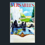Póster Versailles, Francia, Poster de Viajes Vintage<br><div class="desc">Una reproducción de un poster Art Deco de la década de 1930 que promovía el turismo a Versalles, Francia, por SNCF (Ferrocarriles Nacionales Franceses). Gran imagen de una fuente de caballos con estatuas en el parque y palacio al fondo. Digitalmente reformado para iluminar la imagen, sacar los colores originales, aún...</div>