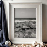Póster Viaje Coral Cove Florida Fotografía de Playa<br><div class="desc">Presentando a un cautivador poster de fotografía que trae la tranquila belleza de la Preservación de Rocas Flores en Coral Cove Beach en Júpiter, Florida, a tu casa. Esta exquisita foto de viaje de Victoria Grigaliunas cuenta con detalles intrincados de la costa en blanco y negro, que capturan la elegancia...</div>