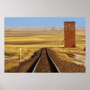 Póster Vías de ferrocarril conducen a un antiguo granero