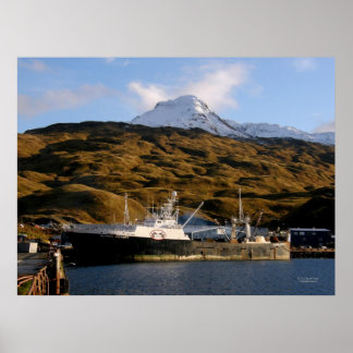 Póster Victoria de Alaska, pescador arrastrero en puerto 