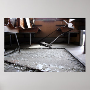 Póster Vidrio roto en el suelo poster de tren abandonado