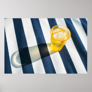 Póster Vidrio transparente con líquido amarillo