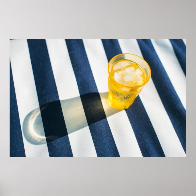 Póster Vidrio transparente con líquido amarillo (Frente)