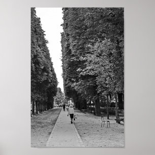 Póster Vieja caminando en un parque en París en verano