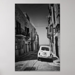 Póster Viejo auto en una calle de Italia con mar