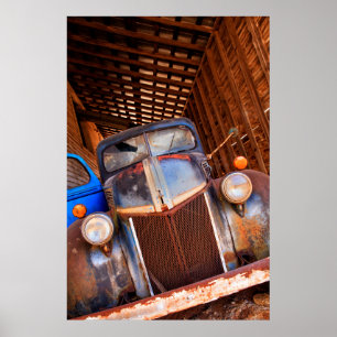 Póster Viejo camión oxidado en una granja