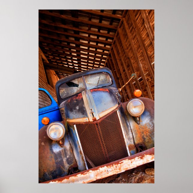 Póster Viejo camión oxidado en una granja (Frente)