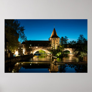 Póster Viejo puente medieval de noche en Nuremberg