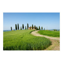 Villa de granja con cipreses en Toscana
