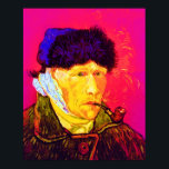 Póster Vincent Van Gogh - Autorretrato Vendaje Pop Art<br><div class="desc">Óleo sobre lienzo de 1889, este autorretrato que muestra la oreja vendada y los ojos profundamente tristes de Van Gogh, fue pintado un mes después de su colapso en diciembre de 1888 cuando se cortó el lóbulo de la oreja con una navaja de afeitar tras una discusión con su compañero...</div>