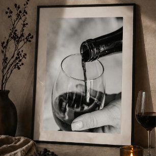 Póster Vino Sirviendo Copa y Botella Elegante Primer Plan