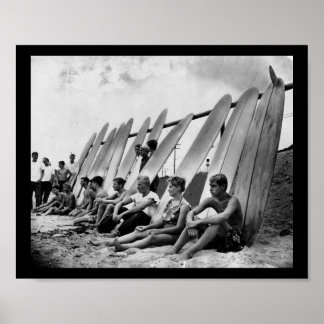 Póster Vintage años 1950, surfistas acuden a la playa
