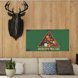 Póster Vintage Billiard Balls Personalizado Mesa de billa<br><div class="desc">Este poster está listo para ser personalizado con su propio texto personalizado. Tu texto aparece en letras de color marfil bajo mi ilustracion de estilo realista de un conjunto de bolas de billar vintage que tiene el fondo como una mesa de billar clásica. Añade tu propio lema para crear un...</div>