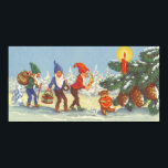 Póster Vintage Christmas, Elves in the Snow Forest Winter<br><div class="desc">Ilustracion Vintage Victoria Festividad navideña Feliz Navidad con elfos con barbas y gorras puntiagudos caminando en la nieve. Parecen nisse de tomte, nisse o tomtenisse (Suecia) (Noruega y Dinamarca) o tonttu (Finlandia), una criatura mitológica del folklore escandinavo nórdico. El elfo azul lleva una corona, el elfo verde lleva un saco...</div>