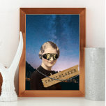 Póster Vintage Woman Trailblazer Night Sky Pop Art<br><div class="desc">El poster de collage de Kitschy hace un guiño a todas las pioneras de antaño y presenta un tintado recorte fotográfico de mujeres de los años 30 con gafas de steampunk añadidas,  una hilera de perlas,  cinta de washi con texto "pionero" en el fondo del cielo estrellado</div>