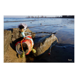 Póster Vissende Fubby op een blikje aan de waterkant.