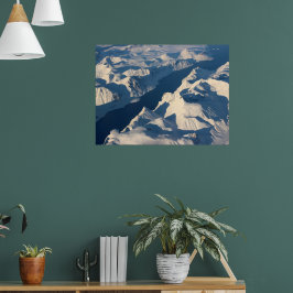 Póster Vista aérea de las montañas cubiertas de nieve con
