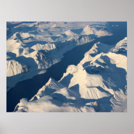 Póster Vista aérea de las montañas cubiertas de nieve con