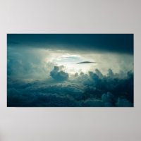 Vista aérea de nubes onduladas oscuras