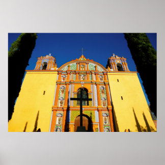 Póster Vista De Bajo Ángulo De La Iglesia Ornata Amarilla