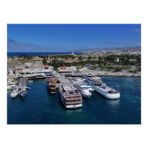 Póster Vista de drones del puerto de Paphos con faro