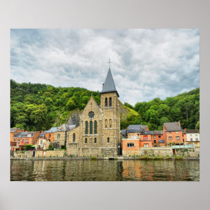 Póster Vista de la antigua iglesia de Dinant desde el río